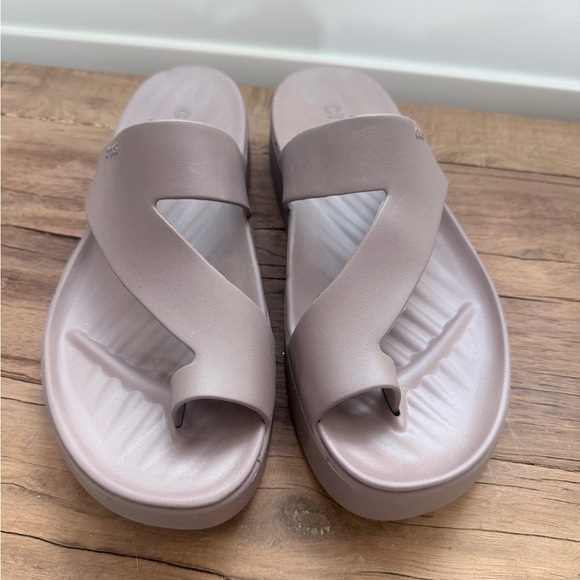 Crocs Getaway Platform Toe Loop - Picture 1 of 3